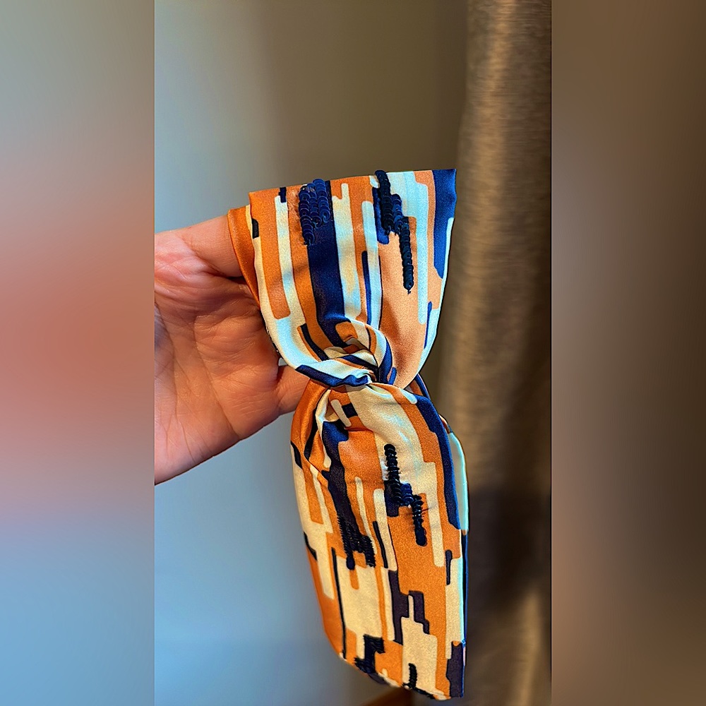Namrata Joshipura navy, orange, white headband